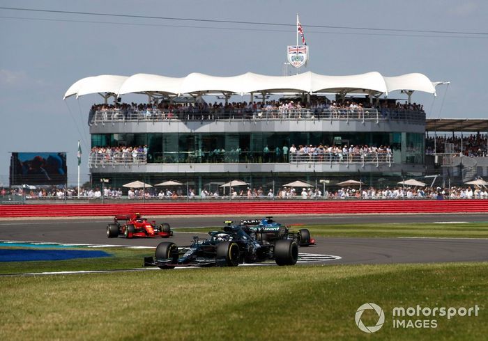 Sebastian Vettel, Aston Martin AMR21, Fernando Alonso, Alpine A521, Carlos Sainz Jr., Ferrari SF21