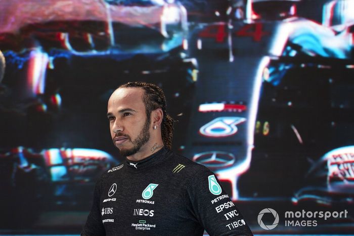 Lewis Hamilton, de Mercedes, en el Parc Ferme tras conseguir su pole position 100 en la F1