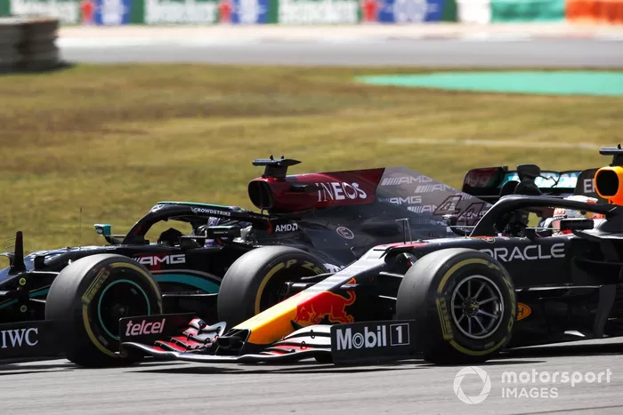 Lewis Hamilton, Mercedes W12, lucha con Max Verstappen, Red Bull Racing RB16B