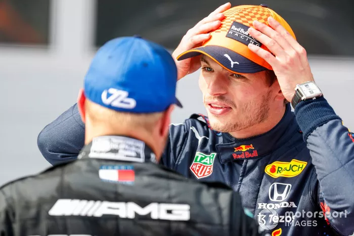 Ganador Max Verstappen, Red Bull Racing, y el segundo lugar  Valtteri Bottas, Mercedes, en Parc Ferme