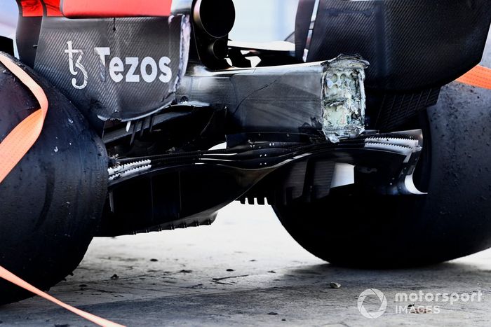 Daños en el coche de Max Verstappen, el RB16B de Red Bull Racing tras el accidente