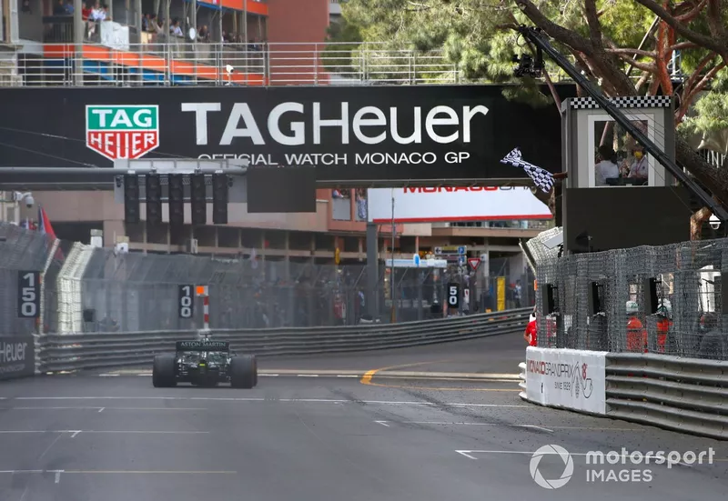 Lance Stroll, Aston Martin AMR21, cruza la línea de meta mientras Serena Williams ondea la bandera a cuadros