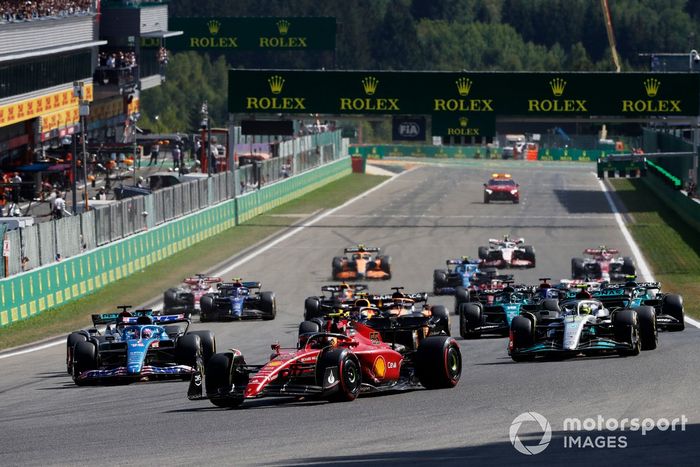 Carlos Sainz, Ferrari F1-75, Max Verstappen, Red Bull Racing RB18, Lewis Hamilton, Mercedes W13, Fernando Alonso, Alpine A522, George Russell, Mercedes W13, el resto en la salida