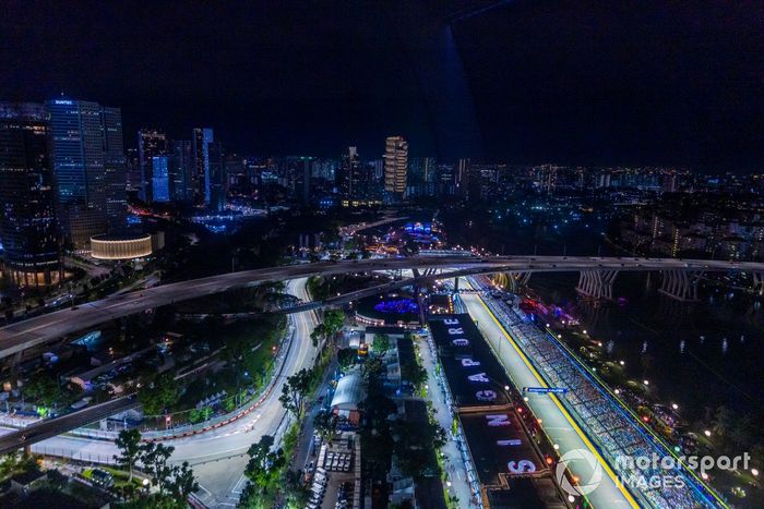 Una vista aérea de la acción nocturna durante la clasificación