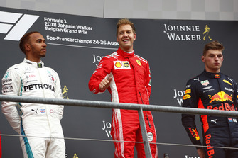Le vainqueur Sebastian Vettel, Ferrari, le deuxième, Lewis Hamilton, Mercedes AMG F1, le troisièmee, Max Verstappen, Red Bull Racing