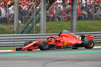 Sebastian Vettel, Ferrari SF71H with broken front wing from lap 1