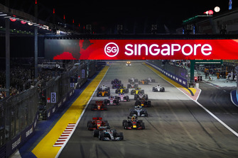 Lewis Hamilton, Mercedes AMG F1 W09 EQ Power+, precede Sebastian Vettel, Ferrari SF71H, Max Verstappen, Red Bull Racing RB14, Valtteri Bottas, Mercedes AMG F1 W09 EQ Power+, Kimi Raikkonen, Ferrari SF71H, e il resto del gruppo, alla partenza