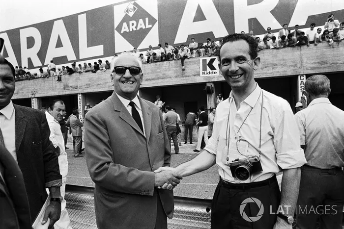 John Blunsden con Enzo Ferrari 