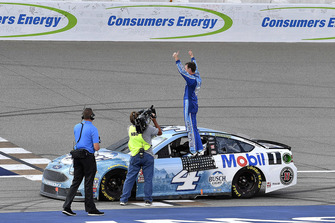 Kevin Harvick, Stewart-Haas Racing, Ford Fusion Busch Light / Mobil 1 wins