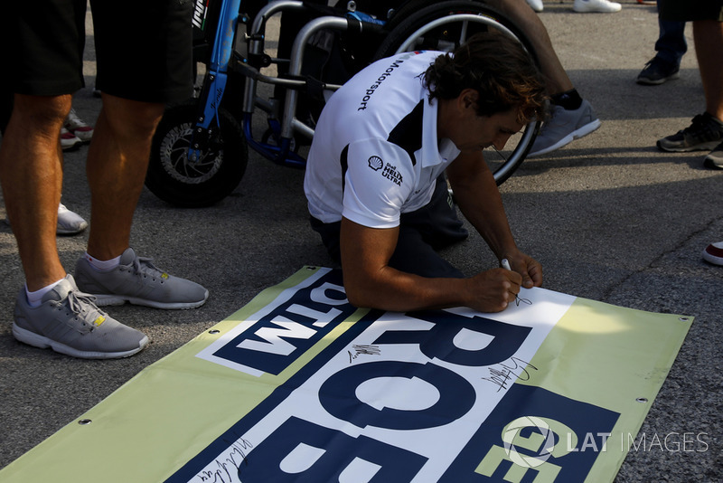 Alex Zanardi, BMW Team RMR sign the banner for Robert Wickens