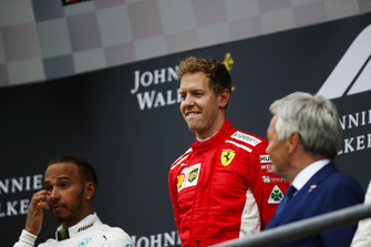 Lewis Hamilton, Mercedes AMG F1, tweede plaats, en Sebastian Vettel, Ferrari, winnaar, op het podium