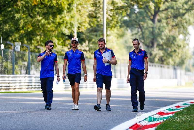 Pierre Gasly, Toro Rosso, ispeziona il circuito