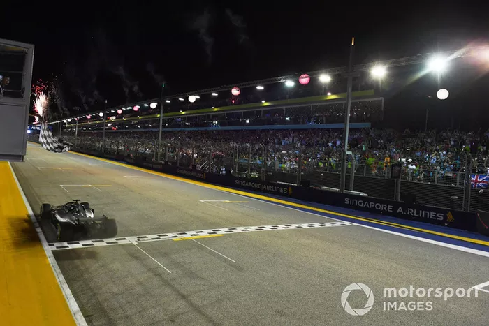 Con 61 vueltas, el GP de Singapur se acerca al límite de dos horas impuesto por la Fórmula 1. Cuatro de las 11 ediciones ya disputadas allí se establecieron por tiempo en lugar de por vueltas y la carrera 