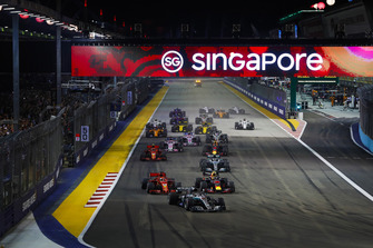 Lewis Hamilton, Mercedes AMG F1 W09 EQ Power+, leads Sebastian Vettel, Ferrari SF71H, Max Verstappen, Red Bull Racing RB14, Valtteri Bottas, Mercedes AMG F1 W09 EQ Power+, Kimi Raikkonen, Ferrari SF71H, and the rest of the field at the start
