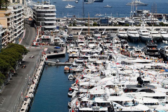 Sergio Pérez, Red Bull Racing RB18, Kevin Magnussen, Haas VF-22