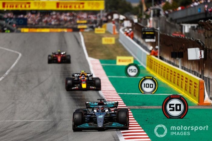 George Russell, Mercedes W13, Sergio Pérez, Red Bull Racing RB18 