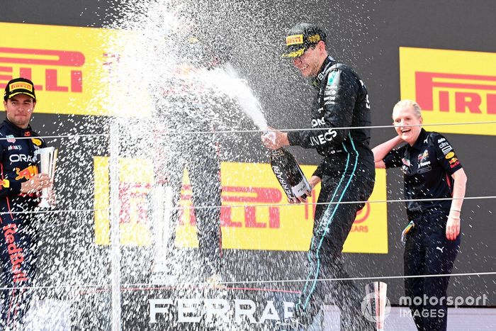 Podio: segundo lugar Sergio Pérez, Red Bull Racing, ganador Max Verstappen, Red Bull Racing, Joanna Fleet, Jefa de RRHH, Red Bull Racing, y tercer lugar George Russell, Mercedes-AMG