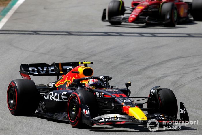 Sergio Pérez, Red Bull Racing RB18, Carlos Sainz, Ferrari F1-75 