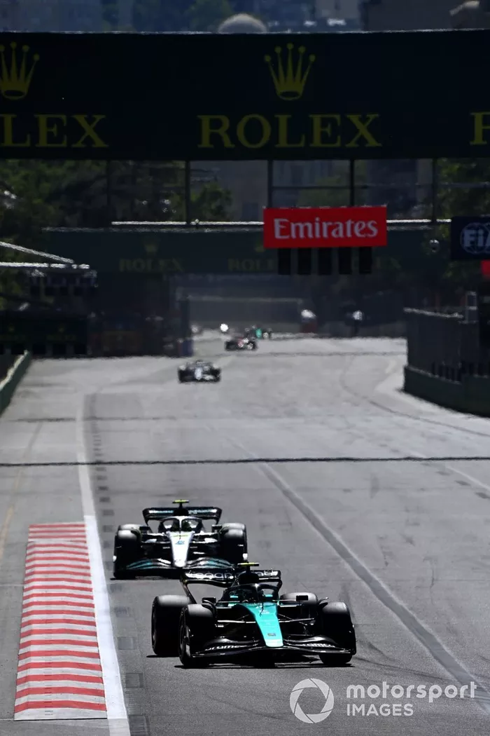 Sebastian Vettel, Aston Martin AMR22, Lewis Hamilton, Mercedes W13