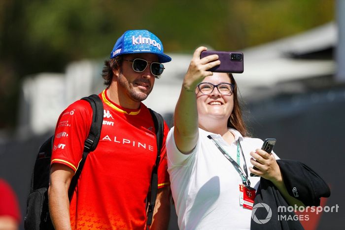 Fernando Alonso, Alpine, se hace una foto con una aficionada