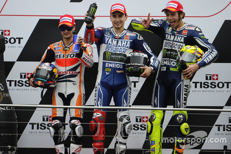 Podio: segundo lugar Dani Pedrosa, Repsol Hona; ganador de la carrera Jorge Lorenzo, Yamaha; y terce