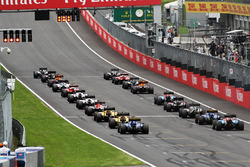 Pascal Wehrlein, Manor Racing MRT05 rijdt achteruit naar zijn juiste gridpositie bij de start