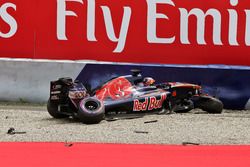 Daniil Kvyat, Scuderia Toro Rosso after a big crash