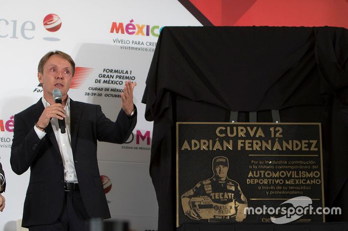 Adrián Fernández con su placa conmemorativa Curva 12 que llevara su nombre en el AUtódromo Hermanos Rodrígiuez