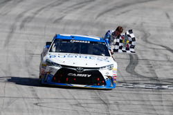 Ganador de la carrera, Carl Edwards, Joe Gibbs Racing Toyota
