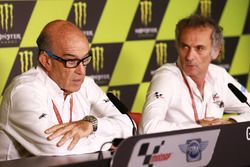 Carmelo Ezpeleta, CEO de Dorna Sports, Franco Uncini, oficial de seguridad Grand Prix FIM