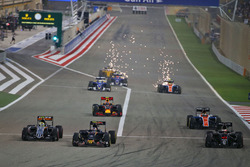 Start zum Rennen: Sergio Perez, Sahara Force India F1 VJM09, Carlos Sainz Jr.; Scuderia Toro Rosso S