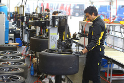 Tecnici Pirelli a lavoro