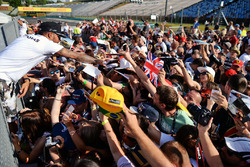 Lewis Hamilton, Mercedes AMG F1, gibt Autogramme