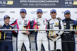 Podium: les vainqueurs #2 R-ace GP Racing Renault RS01: Raoul Owens, Fredrik Blomstedt, les deuxièmes #21 Equipe Verschuur Renault RS01: Pieter Schothorst, Jeroen Schothorst, les troisièmes #16 Team Duqueine Renault RS01: Robert Kubica, Christophe Hamon