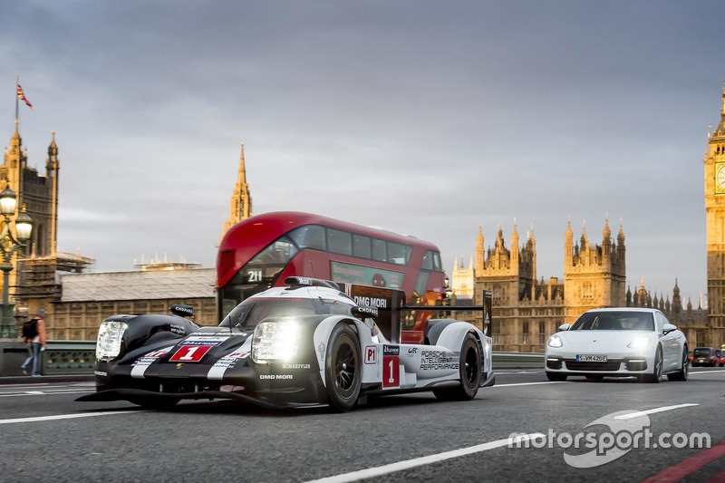 Mark Webber con el  Porsche 919 LMP1 híbrido en Londres