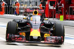 Daniel Ricciardo, Red Bull Racing RB12 with the Aero Screen