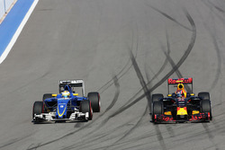 Marcus Ericsson, Sauber C35 y Daniil Kvyat, Red Bull Racing RB12
