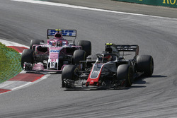 Esteban Ocon, Force India VJM11 ve Kevin Magnussen, Haas F1 Team VF-18