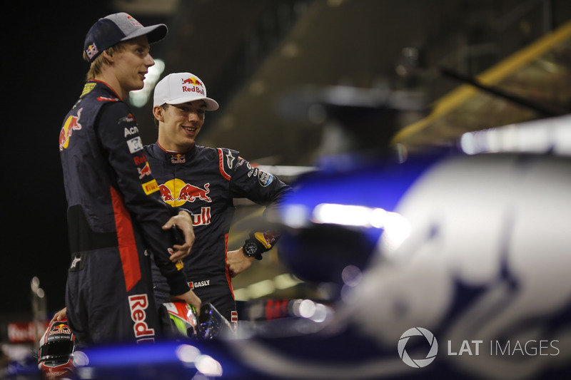 Brendon Hartley, Scuderia Toro Rosso y Pierre Gasly, Scuderia Toro Rosso en la foto del equipo Scude