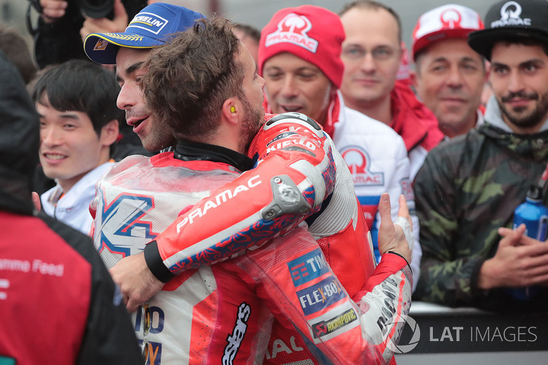 Переможець гонки Андреа Довіціозо, Ducati Team, третє місце Даніло Петруччі, Pramac Racing