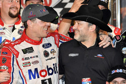 Race winner Kevin Harvick, Stewart-Haas Racing Ford and Tony Stewart