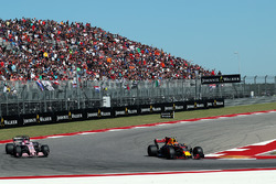 Max Verstappen, Red Bull Racing RB13 et Esteban Ocon, Sahara Force India VJM10 en lutte