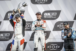 Podio: il vincitore della gara Tom Coronel, Boutsen Ginion Racing Honda Civic Type R TCR, il secondo classificato Rob Huff, Sébastien Loeb Racing Volkswagen Golf GTI TCR, il terzo classificato Frédéric Vervisch, Audi Sport Team Comtoyou Audi RS 3 LMS