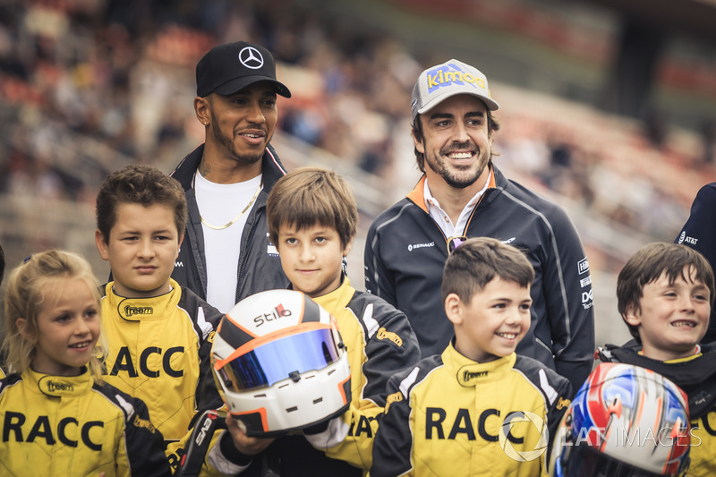 Lewis Hamilton, Mercedes-AMG F1 y Fernando Alonso, McLaren con jóvenes pilotos de Kart de RACC