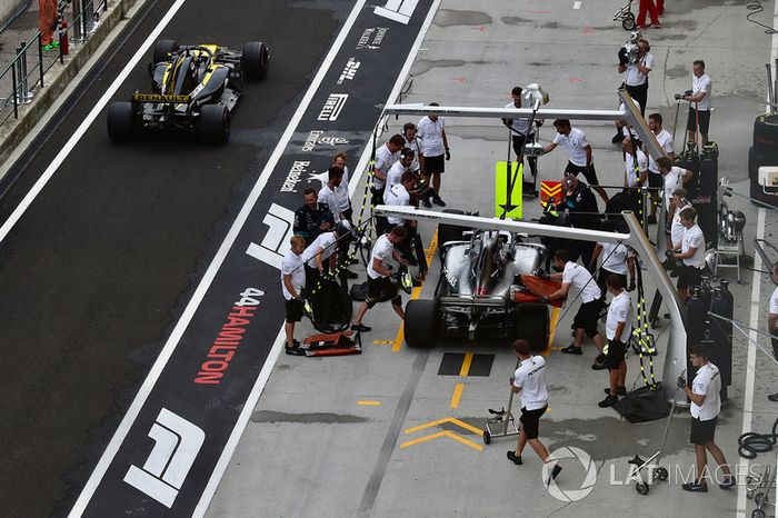 Lewis Hamilton, Mercedes-AMG F1 W09 y Nico Hulkenberg, Renault Sport F1 Team R.S. 18