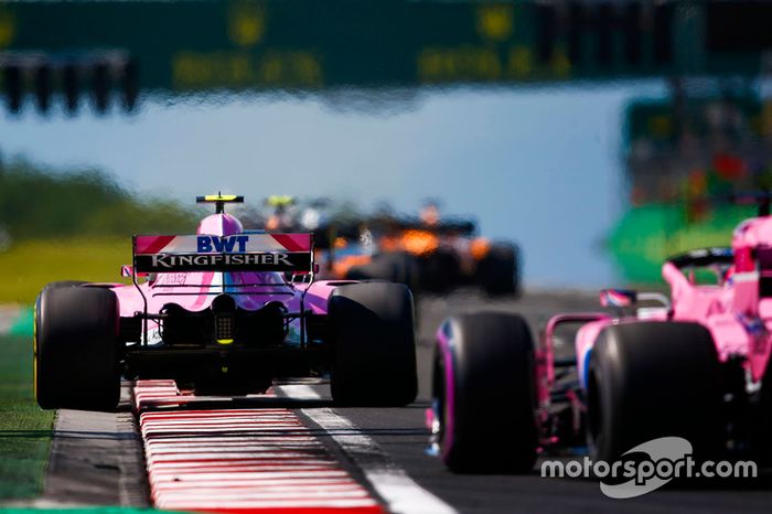 Esteban Ocon, Force India VJM11, y Sergio Perez, Force India VJM11