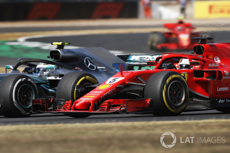 Valtteri Bottas, Mercedes AMG F1 W09, se bat avec Sebastian Vettel, Ferrari SF71H