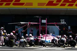 Esteban Ocon, Force India VJM11, s'arrête au stand