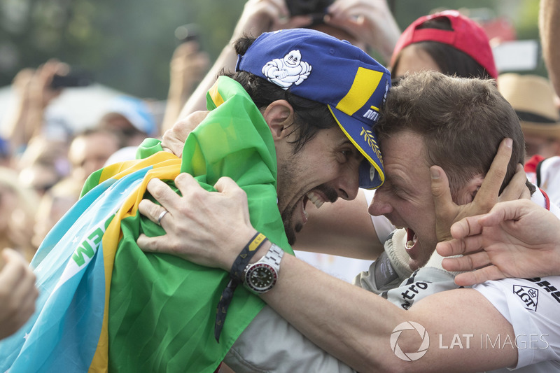 Lucas di Grassi, Audi Sport ABT Schaeffler, Allan McNish, Team Principal, Audi Sport Abt Schaeffler, après leur victoire dans l'E-Prix de Zurich