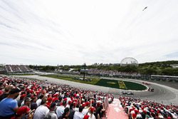 Lewis Hamilton, Mercedes AMG F1 W09, leads Daniel Ricciardo, Red Bull Racing RB14, and Kimi Raikkonen, Ferrari SF71H